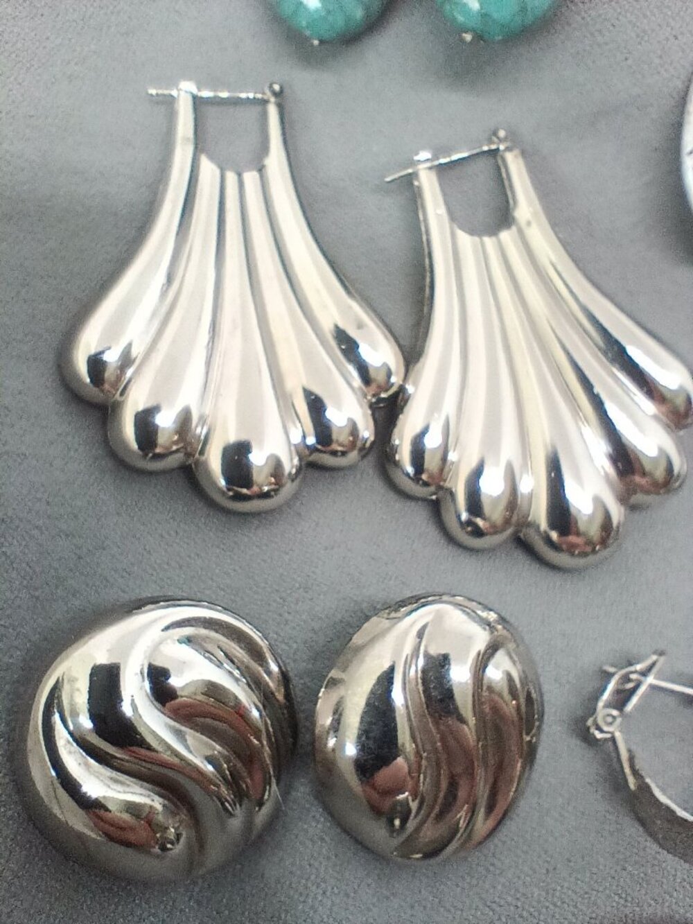 8 Vintage Earring Lot Lia Sophia ~ Dangles ~ Hoops ~ Mixed Metals & Styles - Picture 6 of 8